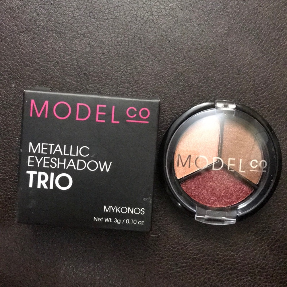 Model co metallic eyeshadow trio